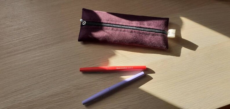 Trousse plate, trousse à stylos, trousse à maquillage, Trousse faculté, trousse fourre tout Suedine violette