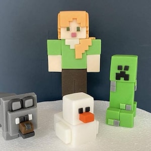 Könnte beinhalten: Ein Set mit vier Minecraft-Charakterfiguren, darunter Steve, ein Creeper, ein Wolf und ein Schneemann. Die Figuren sind aus Fondant und perfekt für eine Minecraft-Torte.
