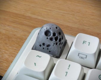 Tecla artesanal pintada à mão com tema astrológico da lua – Acessório perfeito para teclado mecânico.