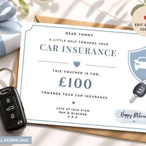Peut inclure: Un bon cadeau pour l'assurance automobile, avec le texte "Un petit coup de pouce pour votre assurance auto" et "100 £". L'image comprend un porte-clés de voiture, un coffret cadeau emballé avec un ruban bleu.