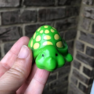 FIRST Edition: 1980s Vintage Strawberry Shortcake Tea Time Turtle (Apple Dumpling&#39;s) Pet | American Greetings | Kenner.