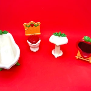 1980s Vintage Strawberry Shortcake Berry Happy Home - &quot;Berry Bubbly Bath&quot; - 4-Piece Set.