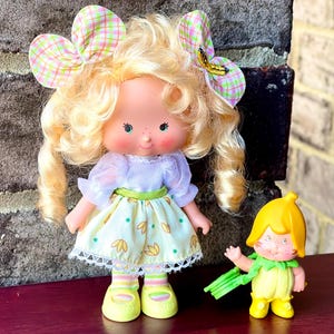 EXTREMADAMENTE RARO: Muñeca y criatura Berrykin de Strawberry Shortcake Banana Twirl de los años 80 / American Greetings.