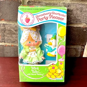 NEW / NRFB - Vintage "SCENTED" Party Pleaser Strawberry Shortcake Mint Tulip doll & duck pet Marsh Mallard.