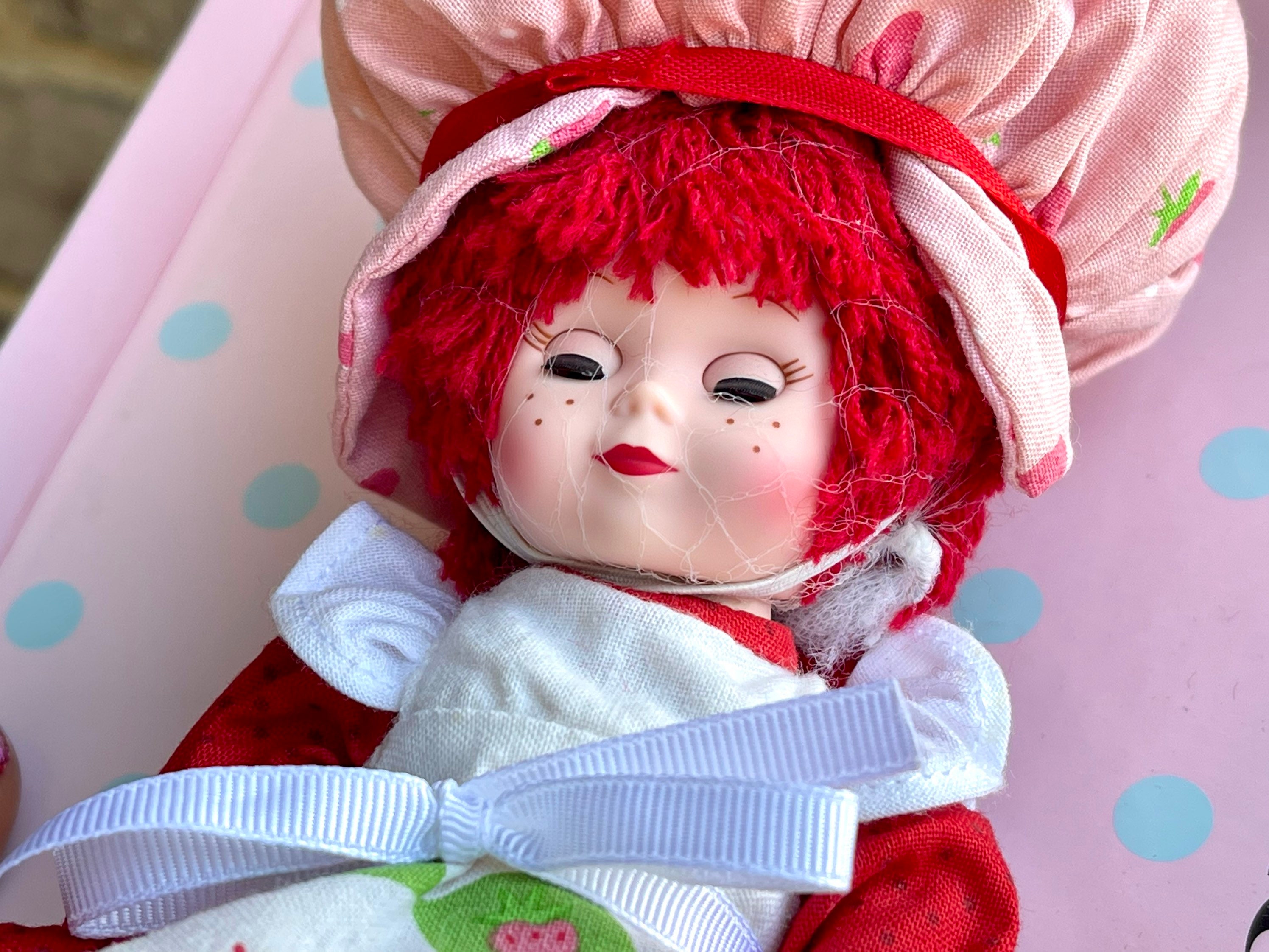 Madame Alexander Strawberry Shortcake 8” Doll & Custard Cat Pet  display picture 1