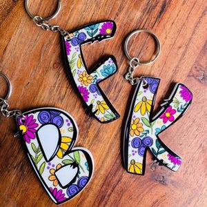 Llavero personalizado con letras florales – Llavero acrílico de 7 cm con el alfabeto – Regalo personalizado para ella, dije para bolso, llavero con inicial