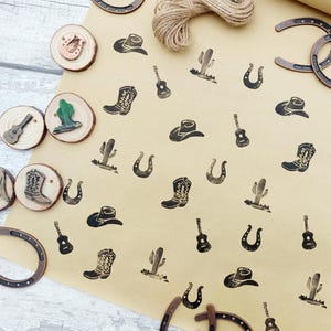 Sellos de tinta con temática vaquera: botas, sombrero, cactus, guitarra y herraduras. Sellos de goma ecológicos del oeste de Texas tallados a mano.