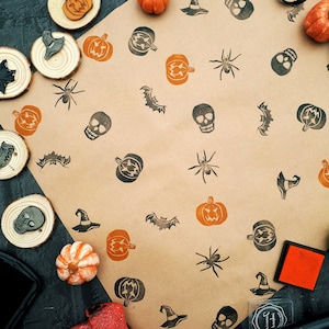 Sellos de tinta de Halloween, bloques de impresión con calaveras, arañas, calabazas, murciélagos, sombreros de brujas y fantasmas, sellos tallados a mano, papel de regalo ecológico reciclable