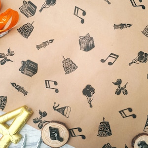 Handgeschnitzte Geburtstagstempel, Luftballons, Geschenk, Kuchen, Ballonhund, Partyhut, Musik, Kerze Druckstöcke, recycelbares Geschenkpapier