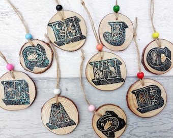 Decoración de animales personalizada del alfabeto de madera, adorno de rebanada de madera impreso a mano Linocut, regalo de madera del 5º aniversario, bebé primera Navidad