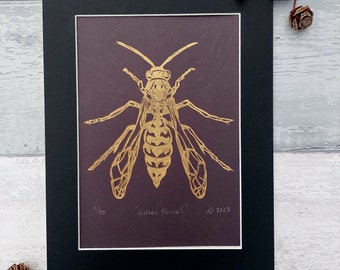 Golden Hornet Linocut, Impresión Monocromática Avispa, Obra De Arte Original Impresa A Mano, Arte Mural Entomología, Arte Naturaleza, Regalo Amante De Los Insectos