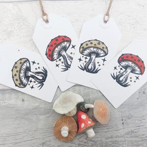 4 etiquetas de regalo con forma de hongo en linóleo, regalo rústico para amantes de la naturaleza, etiqueta de regalo con forma de hongo mágico con temática de bosque impresa a mano