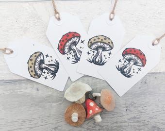 4x Linolschnitt Fliegenpilz Geschenkanhänger, rustikales Geschenk für Naturliebhaber, magischer Pilz, handbedruckt durch den Wald