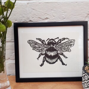 Arte mural de abejorro en linóleo, impresión monocromática, arte original de insectos impreso a mano, obra ecológica, arte de tatuajes, regalo para amantes de los insectos imagen 6