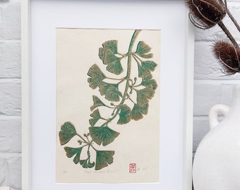 Linocut Ginkgo Branch Print en verde y oro, obra de arte original tirada a mano, idea de regalo de arte de pared impresa a mano, arte botánico inspirado en la naturaleza