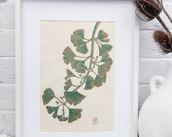 Linocut Ginkgo Branch Print en verde y oro, obra de arte original tirada a mano, idea de regalo de arte de pared impresa a mano, arte botánico inspirado en la naturaleza