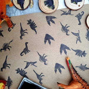 Tampons encreurs dinosaures, papier cadeau écologique DIY