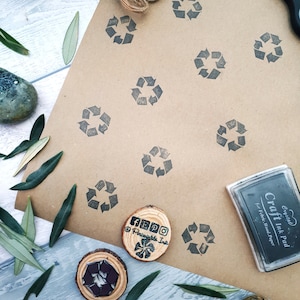 Recycling-Symbol Stempel, handgeschnitztes Logo für recycelte Materialien, umweltfreundliche Verpackung, Symbol für umweltbewusste Lieferanten