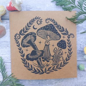 Tarjeta de felicitación de hongos Linograbado impresa a mano, tarjeta de taburete hecha a mano, tarjeta de cumpleaños de papel reciclado ecológico, tarjeta de arte original