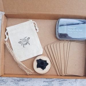 Jeu de tampons encreurs sculptés à la main dans une boîte cadeau, étiquette cadeau DIY à faire votre propre kit, idée cadeau écologique courrier postal