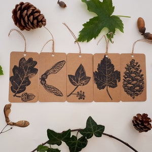 5x Linoldruck Geschenkanhänger, Alternative Weihnachtsanhänger, Eichel, Ahorn, Ahornblatt, Tannenzapfen, Efeu, Handbedruckt, Handgeschnitzt, Rustikale Tags