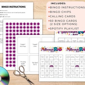 Może przedstawiać: Drukowany zestaw do gry w bingo z muzyką R&B z tysiąclecia. Zestaw zawiera 50 kart do bingo, karty do odczytywania, żetony do bingo i instrukcje. Karty do gry przedstawiają r&oacute;żnorodne popularne piosenki R&B z lat 2000.