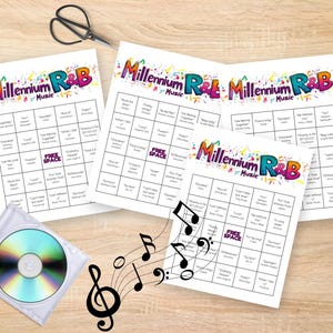 Może przedstawiać: Cztery drukowane karty do bingo z kolorowym tytułem Millennium R&B Music. Każda karta ma siatkę 5x5 z tytułami piosenek z ery R&B z lat 90. i 2000. Centralne pole każdej karty zawiera napis "WOLNE MIEJSCE".