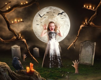 Könnte beinhalten: Ein kleines Mädchen in einem Skelettkostüm in einer Halloween-Szene mit Vollmond und Fledermäusen. Das Bild zeigt einen Raben, Kerzen und Zombiehände. Der Text "THE MAGICAL PHOTO" befindet sich unten.