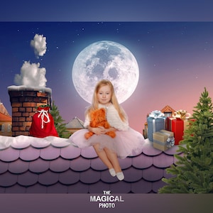Könnte beinhalten: Ein junges Mädchen mit blonden Haaren sitzt auf einem Dach und hält einen Teddybären. Ein großer Mond und Weihnachtsgeschenke sind im Hintergrund. Ein roter Sack befindet sich in der Nähe eines Kamins. Das Bild hat den Text "THE MAGICAL PHOTO".