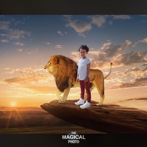 Puede incluir: Una persona joven se para junto a un león grande en un acantilado rocoso. El cielo es una puesta de sol naranja y rosa vibrante. El texto "THE MAGICAL PHOTO" está en la parte inferior de la imagen.