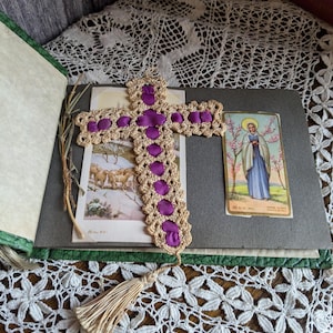 Kleines Fotoalbum mit einer Auswahl an alten religiösen Karten und einem gehäkelten Lesezeichen