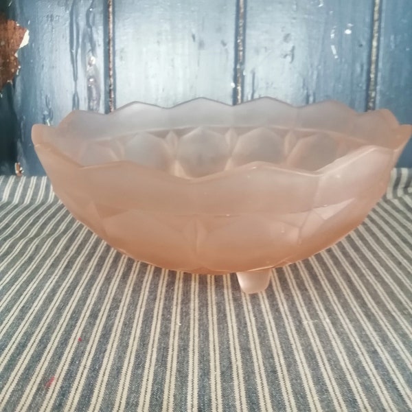 Sowerbys pink satin glass fruit bowl