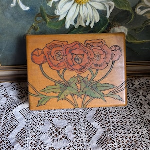 Scatola per sigarette in legno pirografia decorata con papaveri