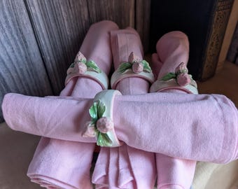 Set von vier rosa Erdbeer-Keramik-Serviettenringen mit rosa Baumwoll-Servietten für Harrods