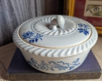 Antike kleine blaue und weiße Auflaufform mit Pilzknopf