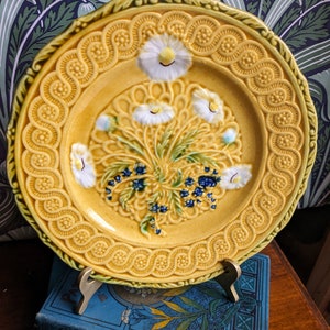 Villeroy & Boch antique majolica small plate decorated with daisies