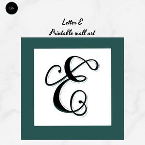 Puede incluir: Impresión artística de pared con la letra "E" en una fuente cursiva elegante. La letra negra está sobre un fondo blanco dentro de un cuadrado verde oscuro. El texto "Letter E Printable wall art" está encima del cuadrado.