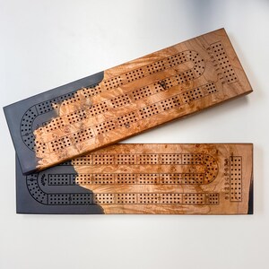 Planche de cribbage loupe d'érable et époxy noir, plateaux de jeux pour berceau de qualité ancienne, bois de résine époxy, cadeau de pendaison de crémaillère, cadeau de fête des pères