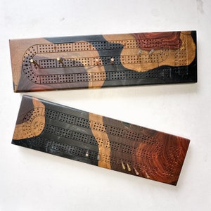 Planche de cribbage palissandre de Bolivie et époxy noir, plateaux de jeux pour berceau de qualité ancienne, bois de résine époxy, cadeau de pendaison de crémaillère, cadeau de fête des pères
