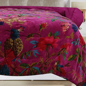 Birds of paradise Magenta 250 GSM Velvet Quilt image 3