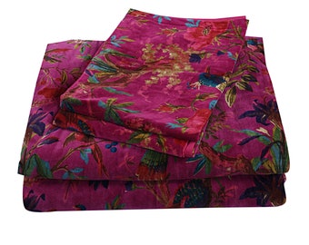 Birds of paradise Magenta 250 GSM Velvet Quilt