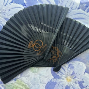 Personalized Custom Wedding Party Favors Engraved Silk Fans Gifts Guests Bulk Black Bamboo Fabric Fans Company Logo Club Bar Signs Names