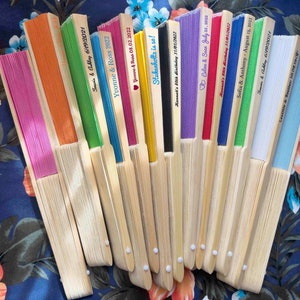 Bomboniere per matrimoni a destinazione Ventagli personalizzati in seta/bambù/legno di sandalo Bomboniere personalizzate Ventagli a mano Regali per ospiti all'ingrosso per addio al nubilato