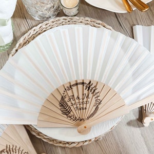 Ventagli in tessuto bianco personalizzati personalizzati, bomboniere per feste di matrimonio, regali per ospiti, ventagli in tessuto di legno incisi all'ingrosso, regali di compleanno e laurea, ventaglio pieghevole a mano