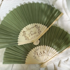 Ventaglio da sposa personalizzato verde salvia, ventaglio pieghevole in seta bianca con incisione personalizzata, bomboniere, regali per gli ospiti, ventaglio in tessuto per Quinceanera all'ingrosso