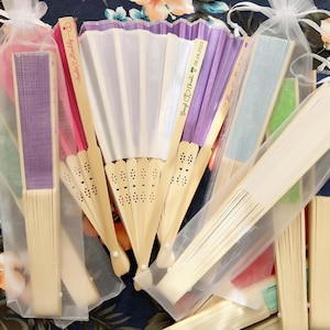 Ventagli pieghevoli personalizzati per matrimonio, set di sacchetti in organza bianca, regali per gli ospiti, ventagli in seta portatili all'ingrosso, feste, personalizza i ventagli in tessuto con stampa incisa
