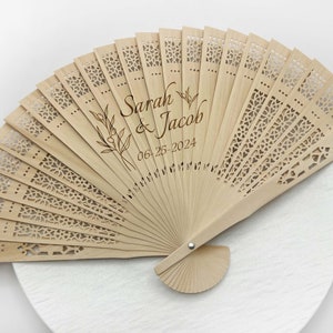 Personalized Custom Fans Wedding Party Favors Gifts For Guests Bulk Engraved Monogram Sandalwood Fans Quinceañera Hand Fans Baby Shower fans
