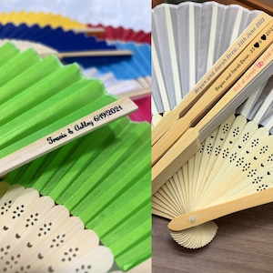 Könnte beinhalten: Zwei Sets von Hochzeitfächer mit personalisierten Botschaften. Der erste Fächer ist grün mit dem Text "Travis & Ashley 6/19/2021". Der zweite Fächer ist weiß mit dem Text "Bryan und Sarah Drew, 25. Juni 2022" und "Bob & Sarah 25. Juni 2022".
