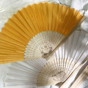 Personalized Handheld Fans Custom Silk Cloth Hand Fan Bulk Wedding Party Favors Gifts Guests Quince Engraved Fabric Folding Fan Vintage Gift