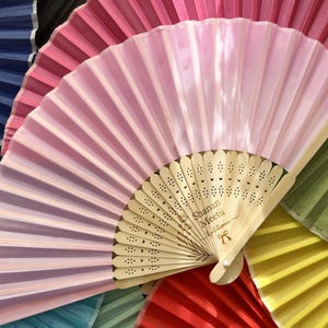 Ventagli personalizzati per matrimoni, sacchetti in organza, bomboniere, regali per gli ospiti, ventagli in tessuto di seta incisi all'ingrosso, ventagli pieghevoli in tessuto con monogramma personalizzato